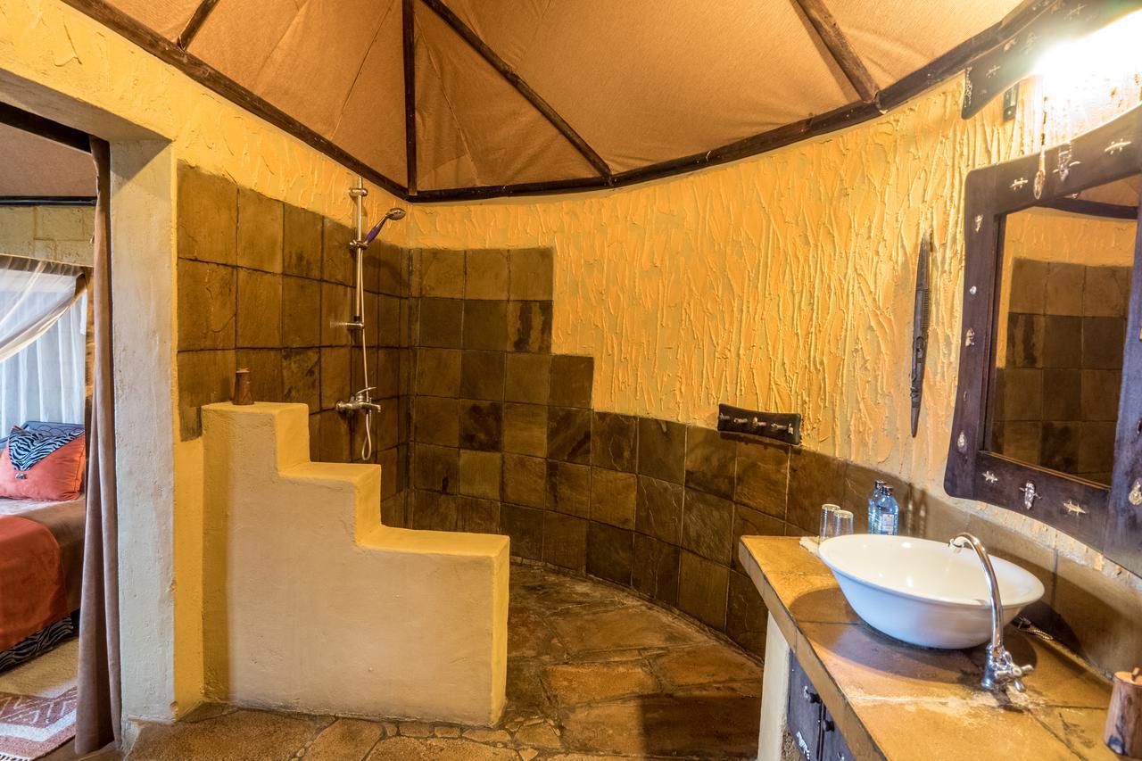 Mweiga Rhino Watch Safarilodge מראה חיצוני תמונה